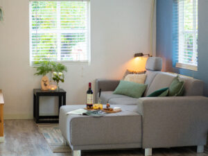 Loungebank, relaxen en genieten in het vakantiehuis. Uitkijkend op de tuin of lekker tv kijken en netflixen.